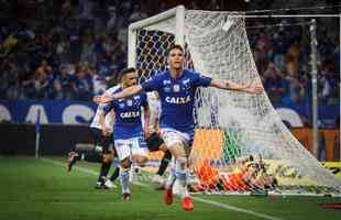 Thiago Neves colocou o Cruzeiro em vantagem no primeiro tempo e balanou o Mineiro