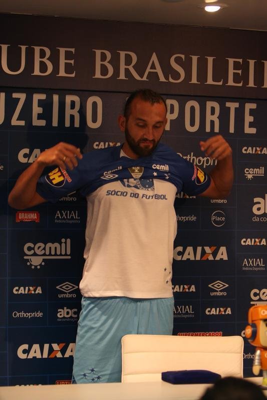 Atacante Barcos, o 'Pirata', vestiu a camisa 28 do Cruzeiro e falou sobre desejo de conquistar muitos ttulos