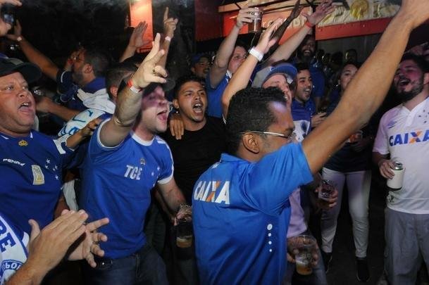 Torcedores do Cruzeiro iniciam viglia de 24 horas para aguardar final da Copa do Brasil, contra o Flamengo, no Mineiro. Esforo pelo sonho do pentacampeonato nacional.