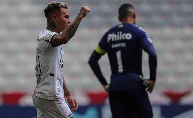 Vargas comemorando gol contra o Athletico-PR, o seu primeiro pelo Galo