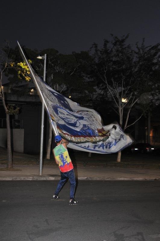 Torcida do Cruzeiro voltou ao Mineiro aps meses de ausncia devido  pandemia. Houve grandes filas devido  desorganizao do clube, que demorou a enviar funcionrios aos portes para fazer a conferncia dos exames de COVID-19. Na Alameda das Palmeiras, muitos cruzeirenses se aglomeraram e no usaram mscara prximo ao Bar do Peixe.