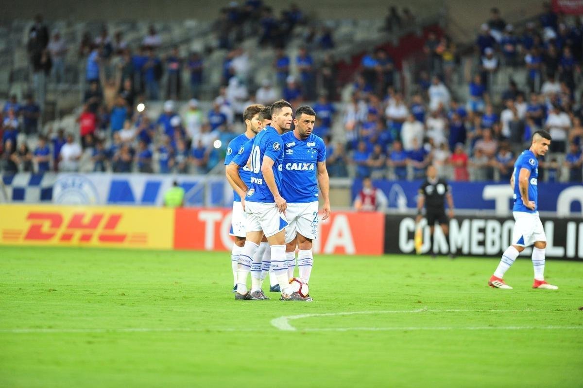Thiago Neves marcou o primeiro gol do Cruzeiro em cobrana de falta: 1 a 0