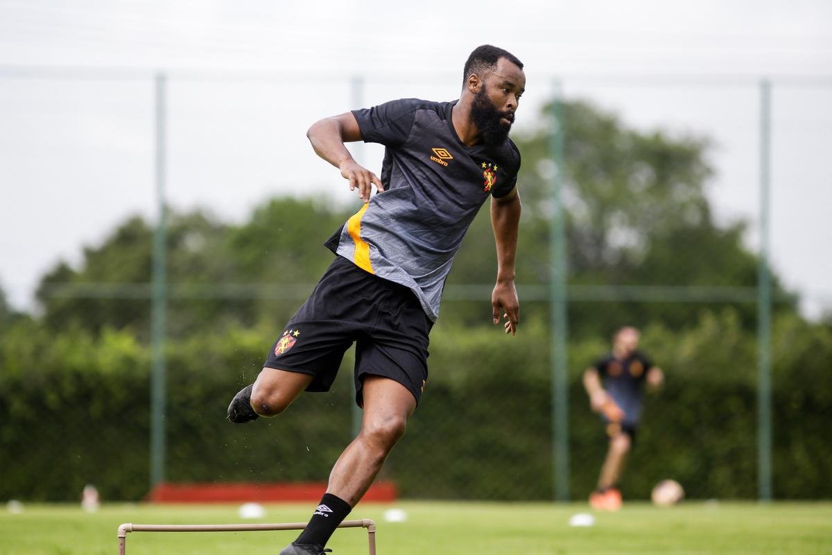 TERÇA-FEIRA: o segundo dia de trabalho teve mais treino físico, com a realização do soccer test - que mede a capacidade aeróbia dos jogadores. Trabalho total durou cerca de 1h20 para cada grupo
