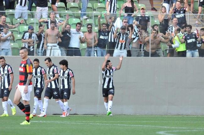 Atleticanos comemoram primeiro gol sobre o Flamengo, marcado contra pelo zagueiro Marcelo