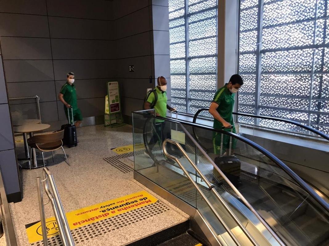 Delegao do Amrica embarca rumo a Assuno