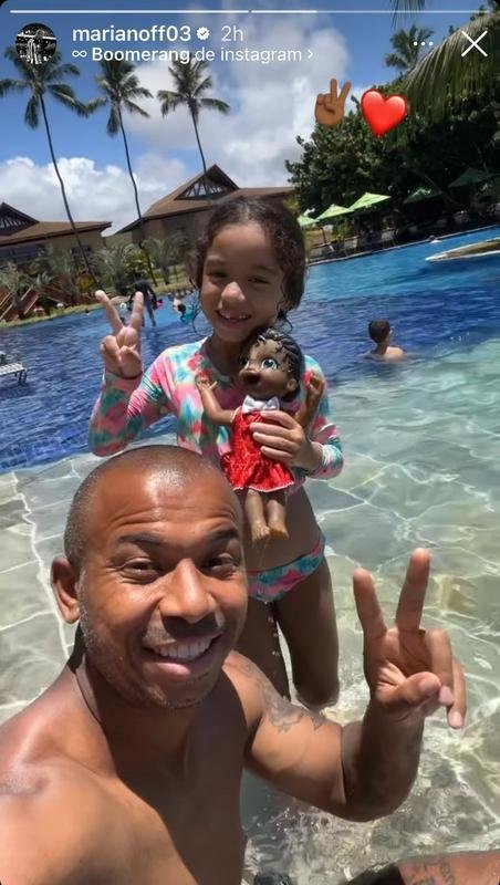 Mariano postou foto ao lado da filha na piscina de um resort.