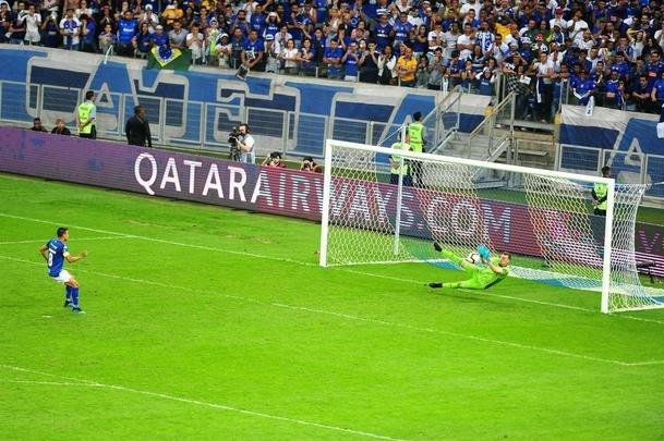 31/07/2019 - o Cruzeiro foi eliminado nas oitavas de final da Copa Libertadores ao perder para o River Plate nos pênaltis, por 4 a 2, no Mineirão. No tempo normal, o atacante Pedro Rocha teve a bola do jogo na etapa inicial, porém, quase na pequena área, finalizou em cima do goleiro Armani, com a redonda batendo na trave na sequência. As partidas de ida e volta terminaram empatadas por 0 a 0.