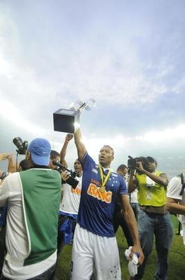 Mesmo com derrota para o Bahia, Cruzeiro fez festa e recebeu o trofu do Brasileiro