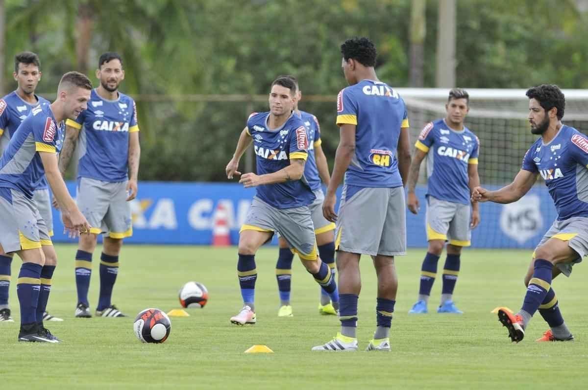 Imagens do primeiro treino do meia Thiago Neves na Toca da Raposa II