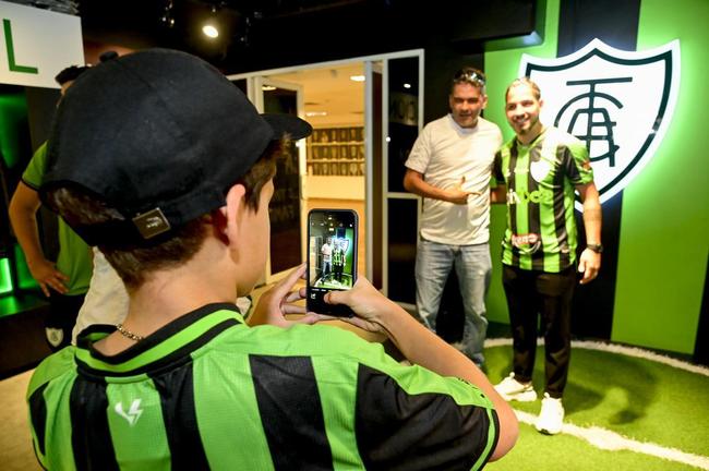 Reforço do Coelho, Benítez foi apresentado após sessão de fotos e autógrafos