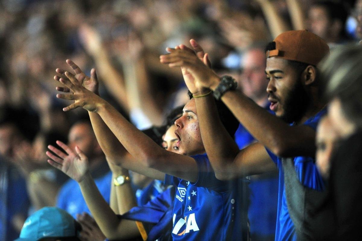 Torcida do Cruzeiro foi da esperana  decepo no Mineiro diante do River Plate