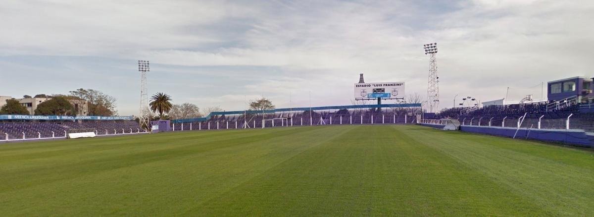 Algumas caractersticas fazem do Luis Franzini uma estdio 'raz'. A mais evidente delas  o fato de as arquibancadas serem de cimento, sem as cadeiras, utilizadas, por exemplo, no Independncia e no Mineiro, em Belo Horizonte. Para separar a torcida do campo est apenas uma barreira de arame farpado, tpica de estdios usados nos estaduais, por exemplo. So apenas quatro torres de refletores para a iluminao em jogos noturnos. E nada de telo ou placar eletrnico.