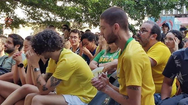 Tristeza da torcida com a elimina��o do Brasil na Copa