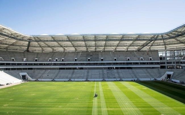 Na foto, a Arena Rostov antes de receber as cadeiras azuis que a caracterizam