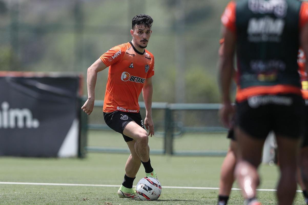 Com seriedade, mas tambm descontrao, o Atltico treinou sob sol forte na manh desta sexta-feira (21), na Cidade do Galo, em Vespasiano. Este foi o quinto dia de pr-temporada para o clube mineiro em 2022, sob o comando do tcnico argentino Antonio 'El Turco' Mohamed. Novas baixas, o volante Allan e o atacante Keno testaram positivo para COVID-19 e no participaram das atividades (ambos cumprem perodo de sete dias de isolamento social).