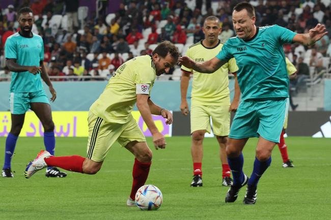 Jogo festivo entre lendas das Copas do Mundo reuniu �dolos do futebol como Materazzi, Essien, Michel Salgado, Seedorf, Jorge Campos, Terry, Del Piero, Vieri, Makelele, Deco, Zanetti, Batistuta, Mario Kempes, Cafu e Roberto Carlos no Est�dio Al Thumama e teve presidente da Fifa Gianni Infantino como �rbitro