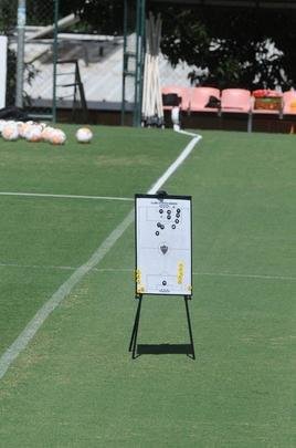 Treino do Atltico nesta segunda-feira, na Cidade do Galo, contou com a volta do meia  Juan Cazares. Direo no chegou a acordo para vend-lo a clube saudita. Tcnico Rafael Dudamel relacionou 23 jogadores para a viagem a Santa Fe, local da estreia na Sul-Americana, quinta-feira, contra o Unin-ARG. Jogador equatoriano ficou fora da lista.