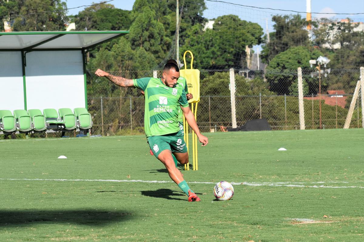 O América treinou na tarde desta segunda-feira (23), no CT Lanna Drumond, em Belo Horizonte. A atividade visou o confronto contra o Juventude, às 21h30 desta terça-feira (24), no Independência. A partida é válida pela 23ª rodada da Série B do Campeonato Brasileiro.