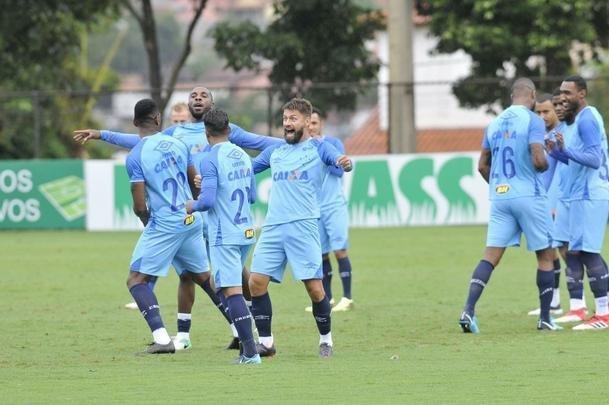 Em atividade na Toca da Raposa II, tcnico Mano Menezes mostrou provvel escalao do Cruzeiro para o jogo contra o Boa: Rafael; Nonoca, Ded, Digo e Marcelo Hermes; Lucas Romero e Bruno Silva; Rafael Sobis, Thiago Neves e Mancuello; Raniel (fotos: Juarez Rodrigues/EM D.A Press)