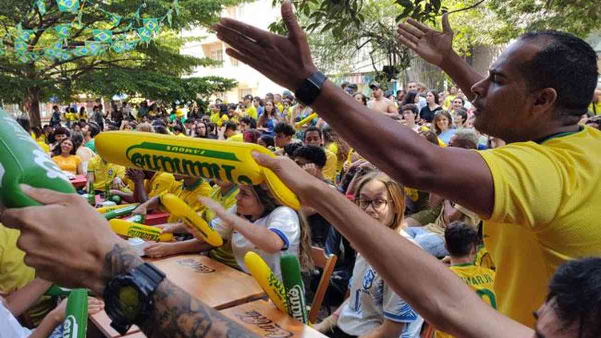 SÃO PAULO, SP - 22.06.2019: TORCIDA ACOMPANHA O JOGO DO BRASIL - Fans from  Brazil and Peru watch the Copa America game this Saturday, (22) at the  Brahma Arena, set up at