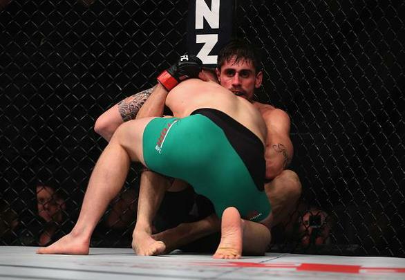 Antnio Cara de Sapato (luvas vermelhas) venceu Marvin Vettori por deciso unnime (triplo 29-28)