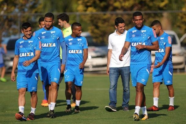 Jogadores do Cruzeiro se reapresentaram nesta sexta-feira, na Toca da Raposa II, aps a conquista do pentacampeonato da Copa do Brasil. Mano j disse que Robinho e Raniel esto vetados para enfrentar o Corinthians no domingo, s 16h, no Mineiro, pelo Brasileiro. Os provveis substitutos sero Rafinha e Rafael Sobis.