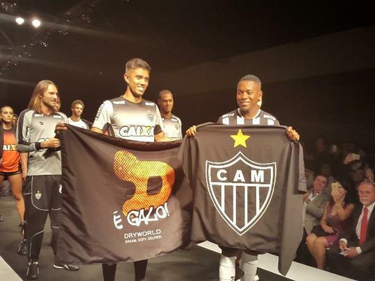 Presença de Robinho, com a camisa 7, foi o ponto alto da festa de lançamento do uniforme