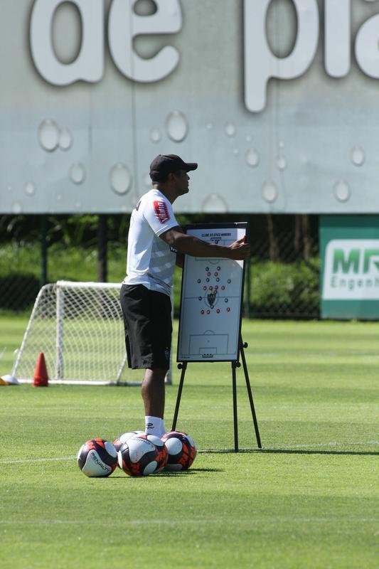 Tcnico Roger Machado completou um ms no comando da equipe do Atltico