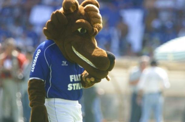 Em 30 de novembro de 2003, Cruzeiro derrotou o Paysandu por 2 a 1, no Mineiro, pela 44 rodada, e confirmou o ttulo brasileiro de forma antecipada. Zinho, no primeiro tempo, e Mota, no segundo, marcaram os gols celestes. Aldrovani descontou para o Papo. Depois do apito final, uma grande festa tomou conta do gramado e das arquibancadas. 