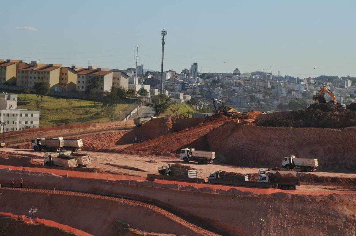 Nesta quarta-feira, a reportagem do Superesportes/Estado de Minas fez mais uma visita ao canteiro de obras da Arena MRV, futuro estdio do Atltico, no bairro Califrnia, em Belo Horizonte. A cada semana, o panorama muda bastante. No momento, a construo est em fase de terraplanagem. A boa notcia neste dia 26 de agosto  que a prefeitura da capital liberou o alvar que autoriza o incio das edificaes. (Alexandre Guzanshe/EM/D. A Press)