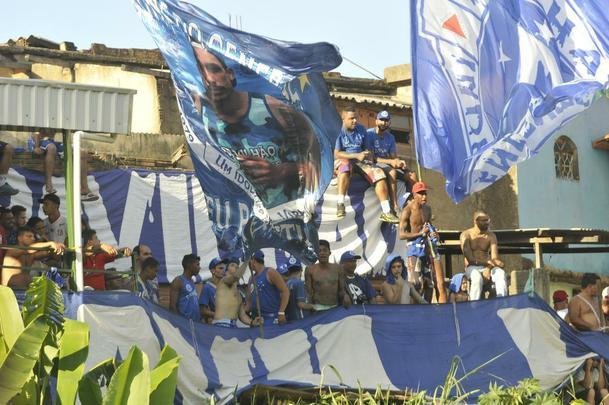 Torcidas de Cruzeiro e Guarani lotaram estdio Fario e casas do entorno, em Divinpolis, para assistir ao duelo de abertura do Campeonato Mineiro 2019