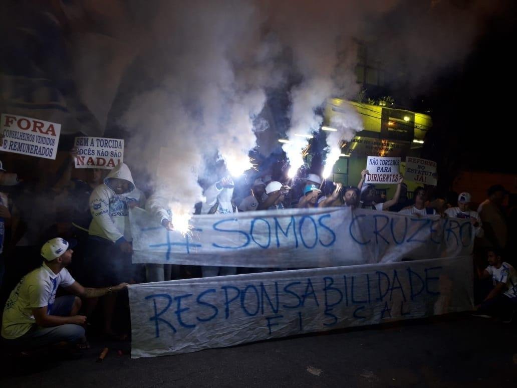 Integrantes da torcida Mfia Azul protestaram na noite desta segunda-feira durante a eleio para o Conselho Fiscal do Cruzeiro. Alm de cnticos exigindo transparncia no clube, os torcedores jogaram pipoca na porta da sede social do Barro Preto e se referiram aos conselheiros como 'omissos'. A insatisfao dos cruzeirenses se d pelas suspeitas de crimes cometidos por integrantes da diretoria. Tanto a Polcia Civil quanto o Ministrio Pblico apuram as possveis irregularidades em transaes de jogadores, contratos de prestao de servio e aumentos substanciais de salrios.