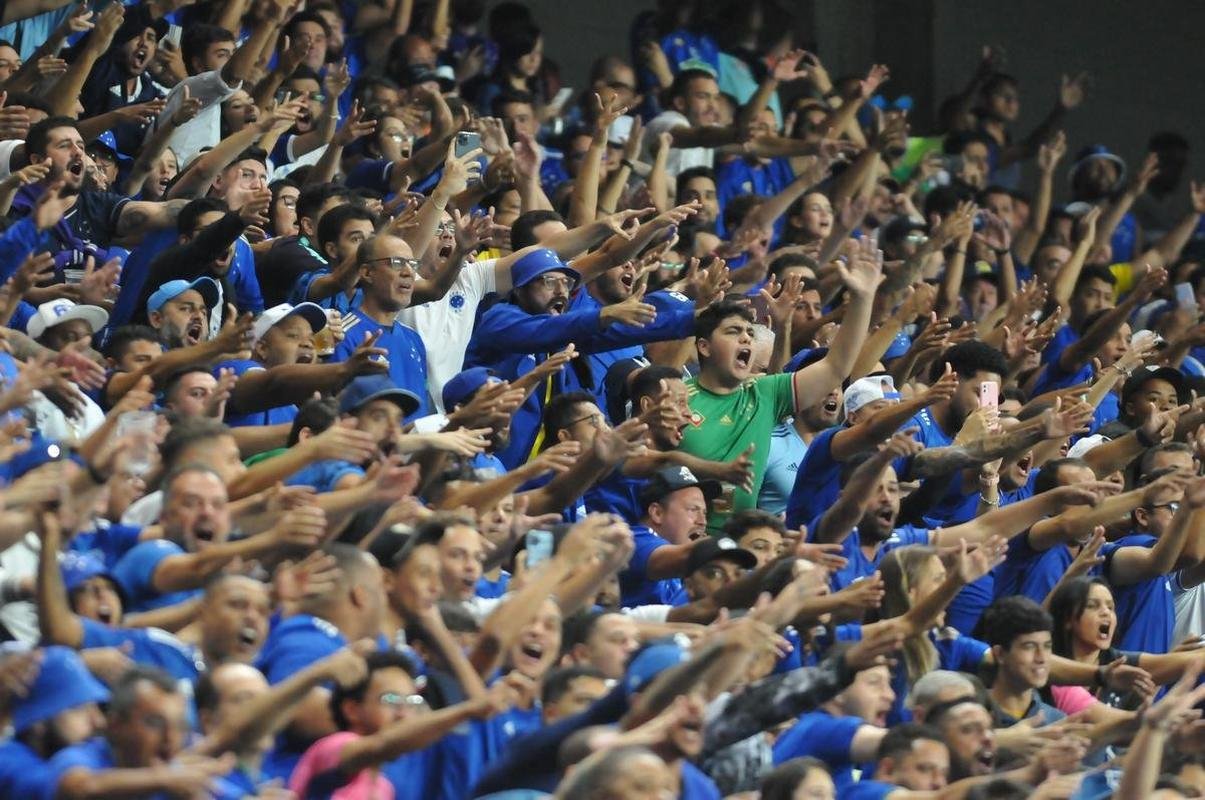 Comemorao de jogadores e torcedores do Cruzeiro pela vitria por 2 a 0 sobre o Nutico, nesta tera-feira (25), no Independncia. Time celeste se classificou s oitavas de final da Copa do Brasil