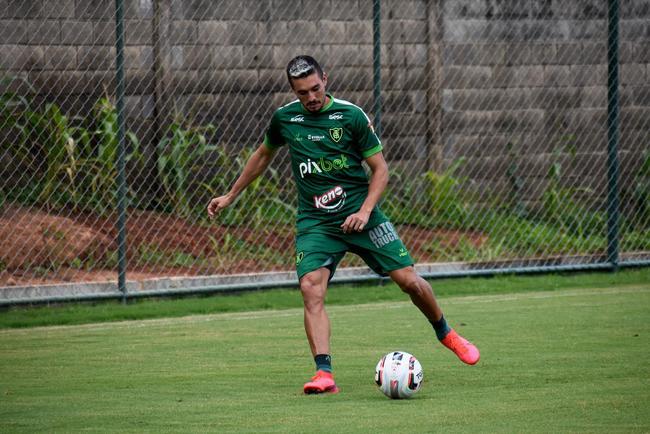 O América deu continuidade nesta terça-feira aos seus trabalhos de pré-temporada. A equipe alviverde fez treinos com e sem bola no CT Lanna Drumond
