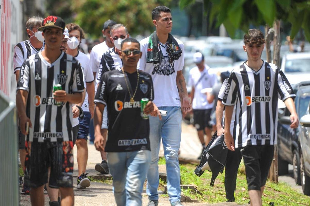 Torcida do Atltico chegou animada ao Mineiro para o jogo da taa, contra o RB Bragantino. Dia de festejar com o time o ttulo do Campeonato Brasileiro de 2021