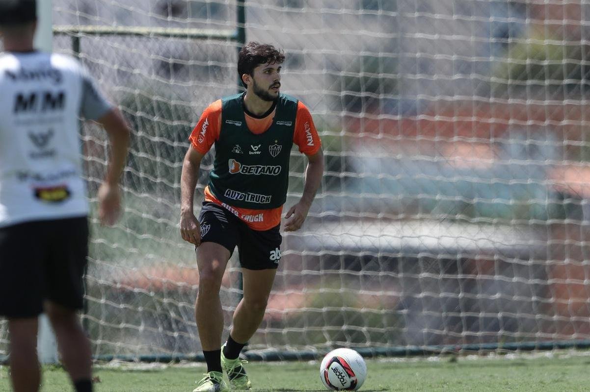 Com seriedade, mas tambm descontrao, o Atltico treinou sob sol forte na manh desta sexta-feira (21), na Cidade do Galo, em Vespasiano. Este foi o quinto dia de pr-temporada para o clube mineiro em 2022, sob o comando do tcnico argentino Antonio 'El Turco' Mohamed. Novas baixas, o volante Allan e o atacante Keno testaram positivo para COVID-19 e no participaram das atividades (ambos cumprem perodo de sete dias de isolamento social).