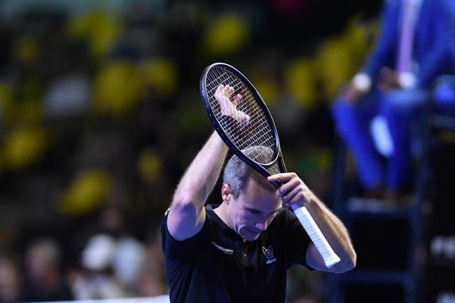 Cercado de amigos, familiares e com carinho do pblico, Bruno Soares se despediu oficialmente do tnis neste sbado (26), no Mineirinho, em BH. Multicampeo, tenista mineiro, de 40 anos, dividiu a quadra com Bob Bryan, Marcelo Melo e Rafael Matos