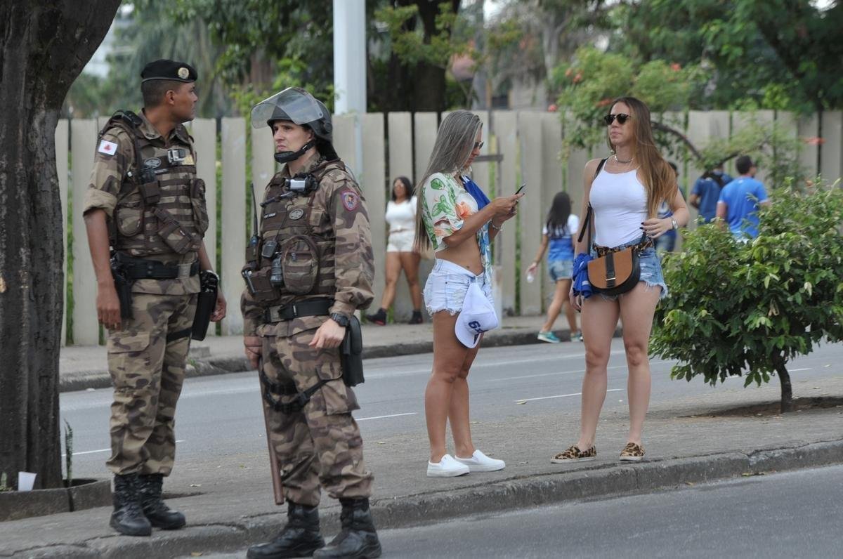 Fotos da torcida do Cruzeiro no primeiro clssico da final do Mineiro, contra o Atltico, no Mineiro