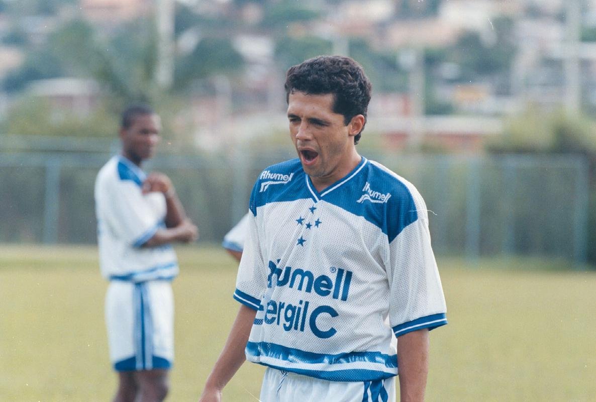 Fabinho foi um dos grandes volantes da histria do Cruzeiro e integrou o elenco nas conquistas da Copa do Brasil de 1996 e da Copa Libertadores de 1997. Ao todo, fez 118 jogos com a camisa azul.