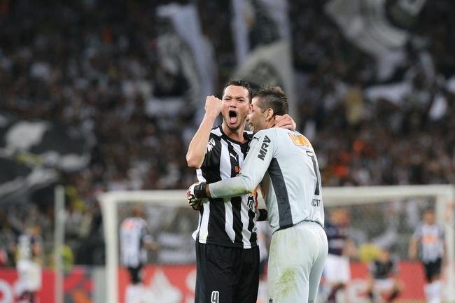 Victor e Rver comemoram ttulo da Recopa Sul-Americana de 2014 sobre o Lans, da Argentina