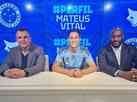 Mateus Vital 'antecipa' anncio e posa com camisa do Cruzeiro 