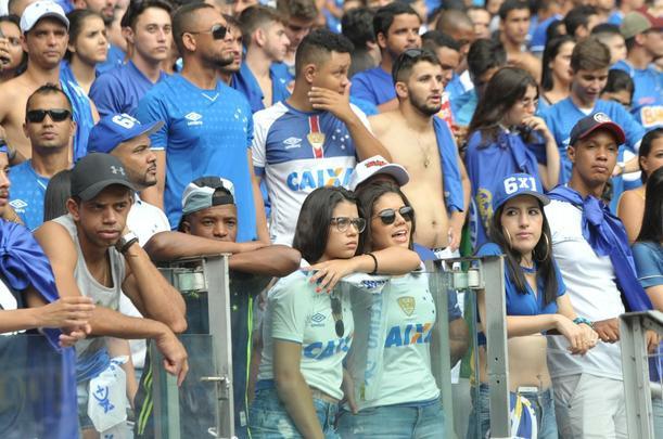 Fotos da torcida do Cruzeiro no primeiro clssico da final do Mineiro, contra o Atltico, no Mineiro