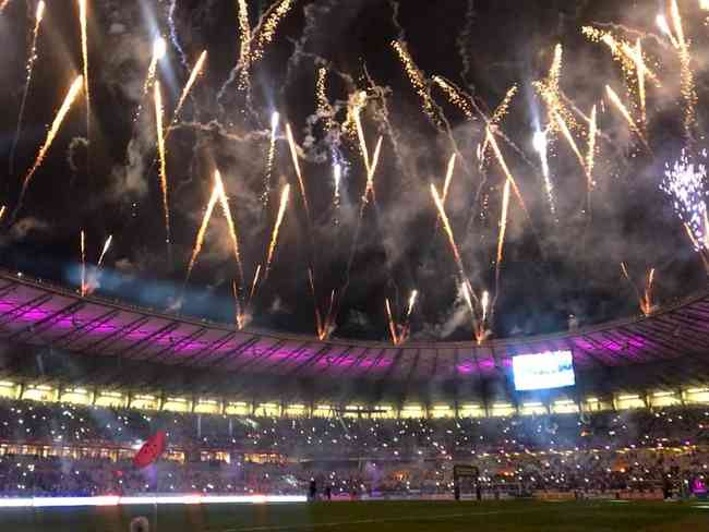 Fogos-de-artifício Sobre O Estádio De Futebol Como O Jogo Final Da