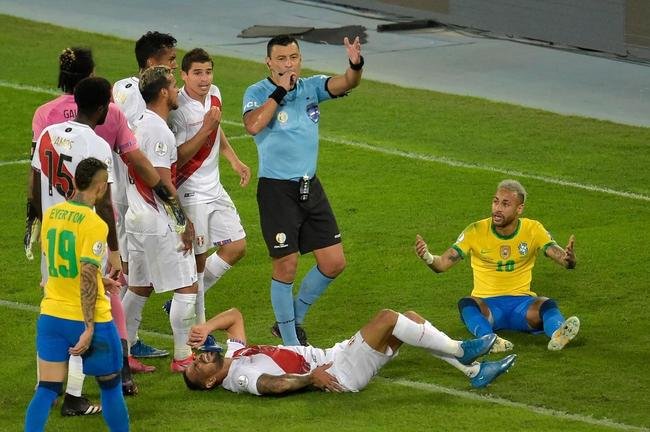 Brasil e Peru se enfrentaram no Estdio Nilton Santos, pelas semfinais da Copa Amrica 