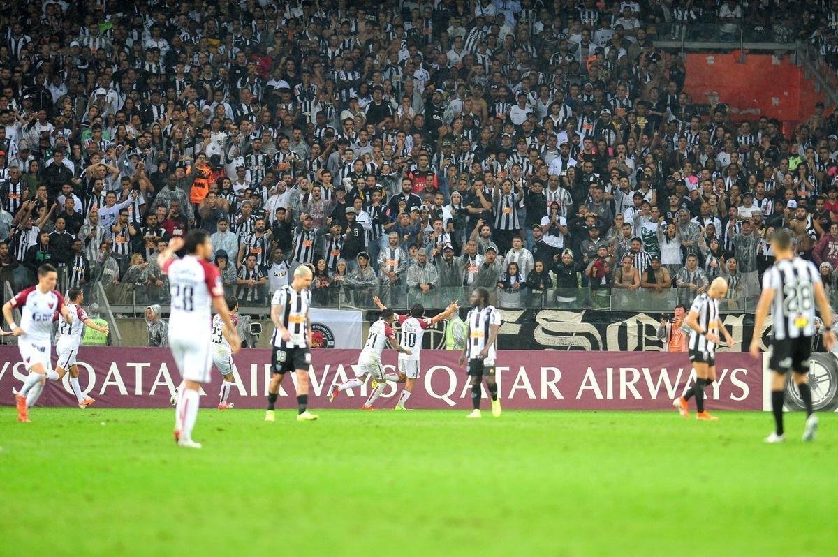 Pulga Rodrguez converteu pnalti cometido por Elias e diminuiu para o Coln: 2 a 1