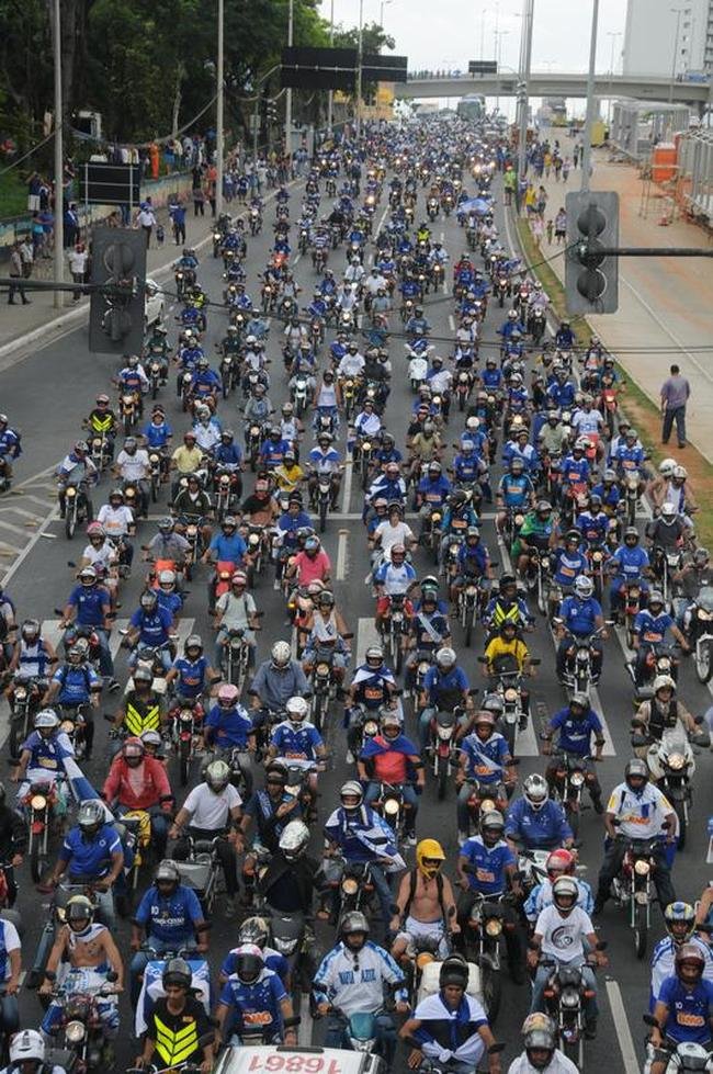 Depois de vencer o Vitria por 3 a 1 no Barrado, em Salvador, na noite de 13 de novembro de 2013, e confirmar o tricampeonato brasileiro, o Cruzeiro desembarcou em Confins numa quinta-feira e foi recebido por milhares de pessoas nas ruas de Belo Horizonte. O elenco desfilou em carro pela Avenida Antnio Carlos, pela Avenida Afonso Pena, no Centro, e foi em direo  sede do Barro Preto. Esta, sem dvida, foi a festa que envolveu o maior nmero de pessoas na capital mineira.