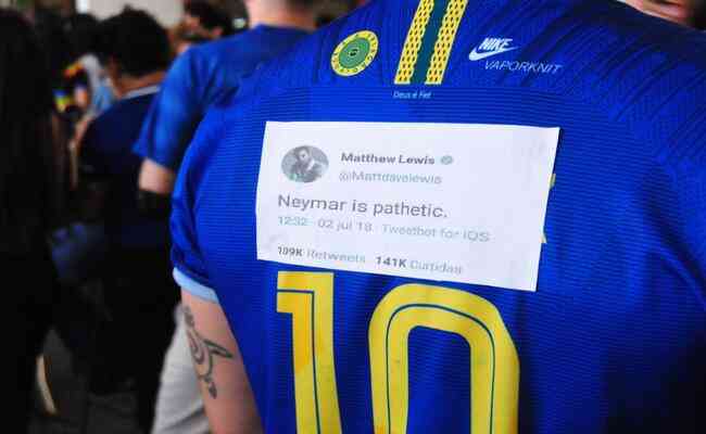Torcedor colou em sua camisa um tweet do ator britnico Matthew Lewis com crtica ao camisa 10 brasileiro: 