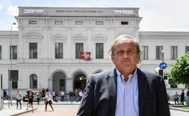 Platini, de 66 anos, ex-presidente da Uefa, deixa o prédio de tribunal suíço na cidade de Bellinzona