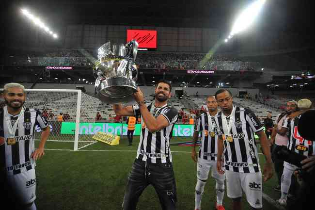 Atlético ergue a taça e festeja bi da Copa do Brasil