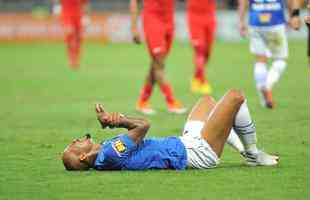 Imagens do duelo entre Cruzeiro e Internacional, no Mineiro, pela 22 rodada do Brasileiro 